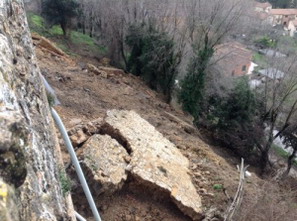 Volterra, mura crollate