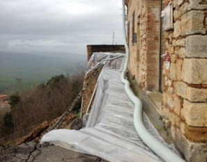 Volterra, mura crollate